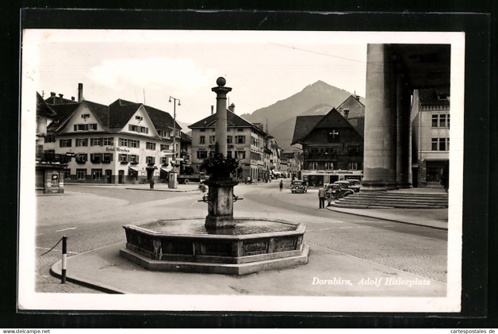 AK Dornbirn, Der  Platz Mit Brunnen, Hotel Hirschen, Drogerie, Parkende Autos  - Autres & Non Classés