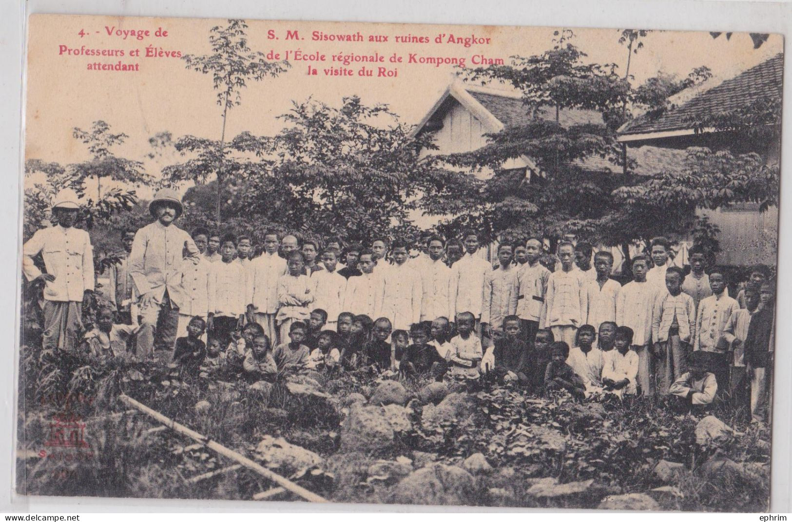 Cambodge SM Sisowath Aux Ruines D'Angkor Professeurs Et Elèves De L'Ecole De Kompong Cham Attendant La Visite Du Roi - Cambodge