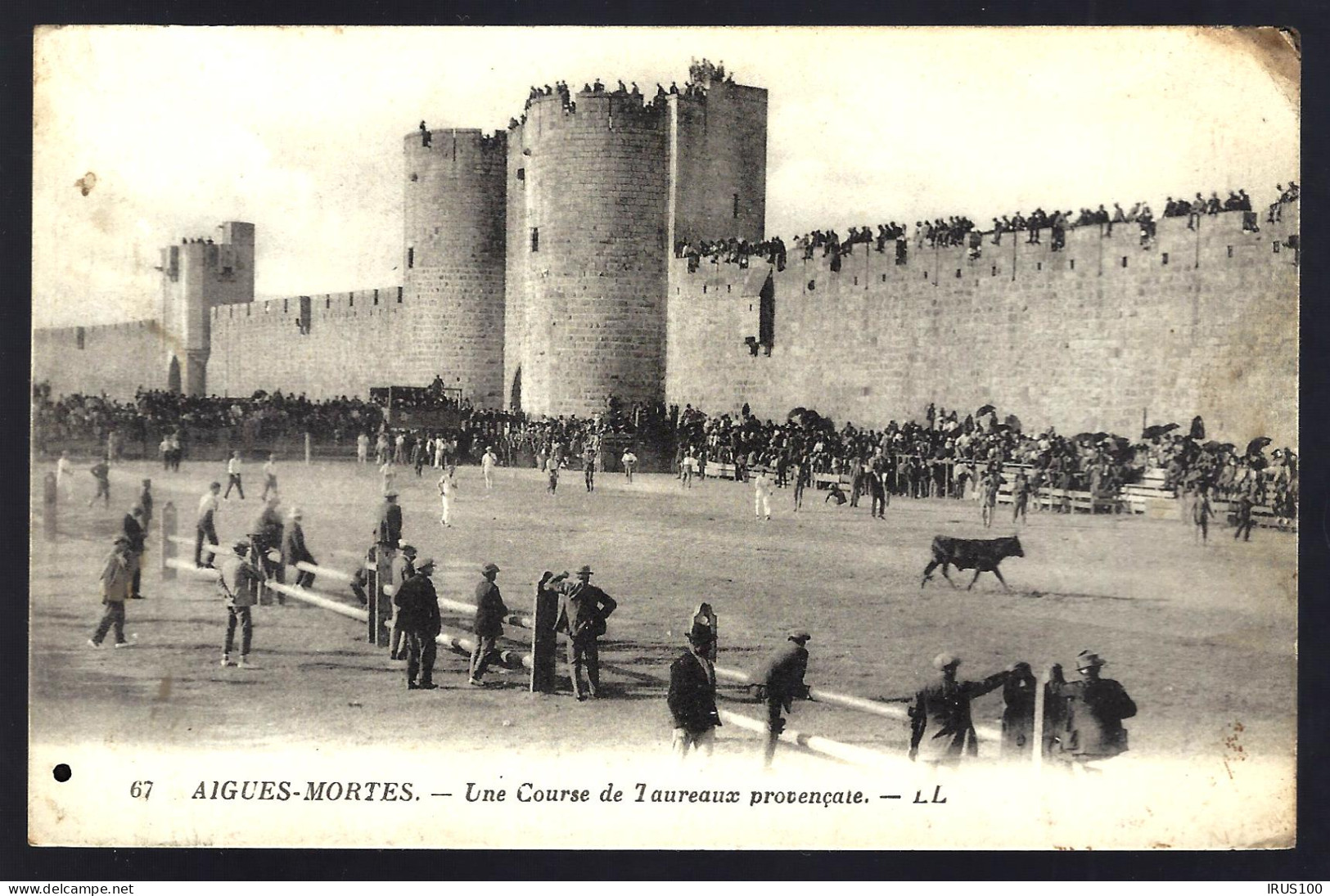 GARD - AIGUES-MORTES UNE COURSE DE TAUREAUX PROVENÇALE - Aigues-Mortes