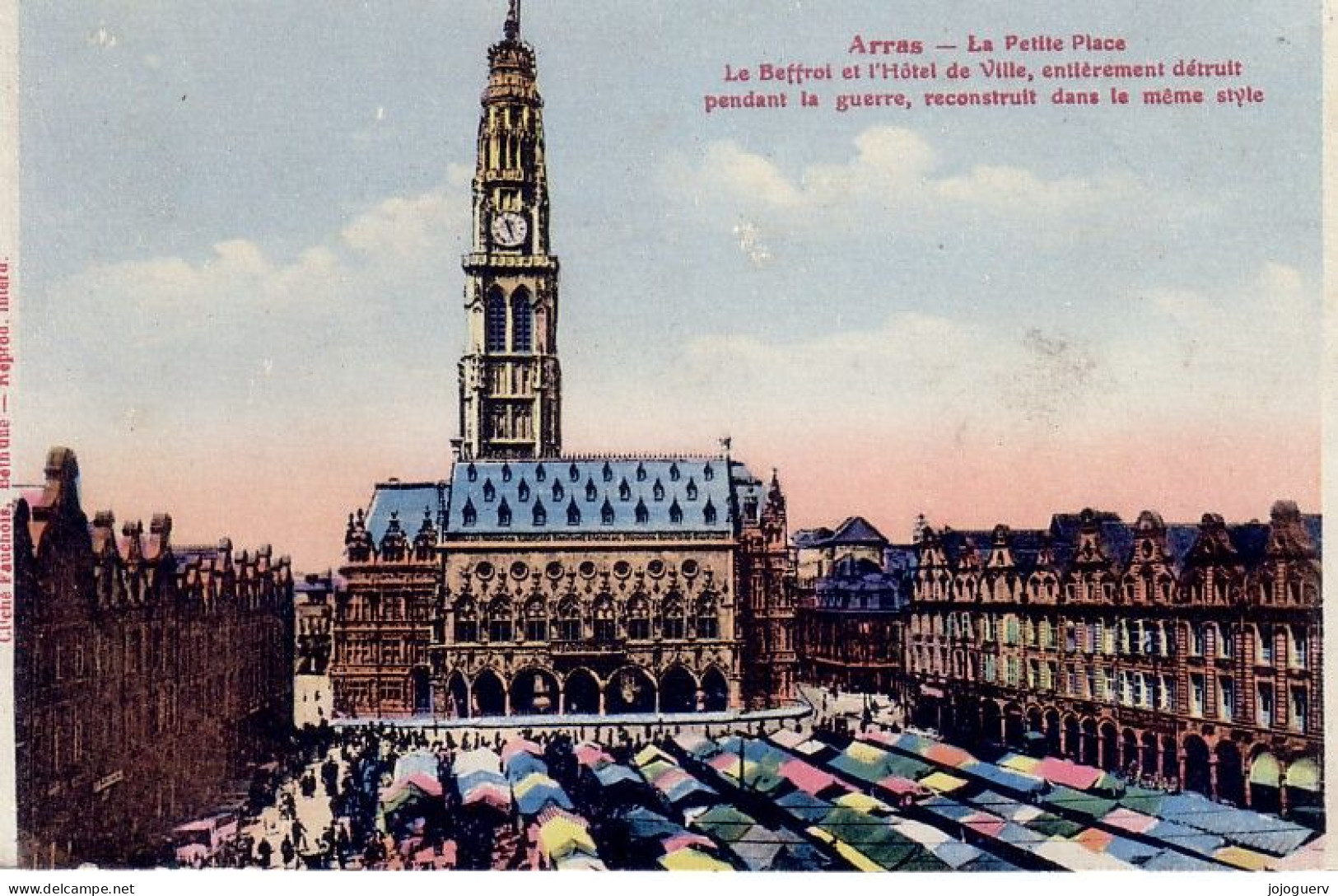 Arras La Petite Place Le Beffroi Et L'hôtel De Ville  Détruit Reconstruit...( Marché - Arras