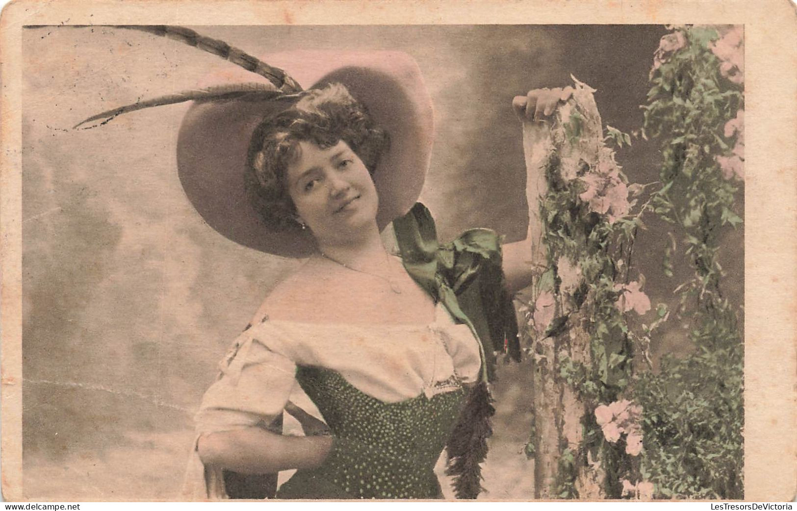 FANTAISIES - Femmes - Une Femme Souriante - En Robe - Fleurs - Colorisé - Carte Postale Ancienne - Mujeres
