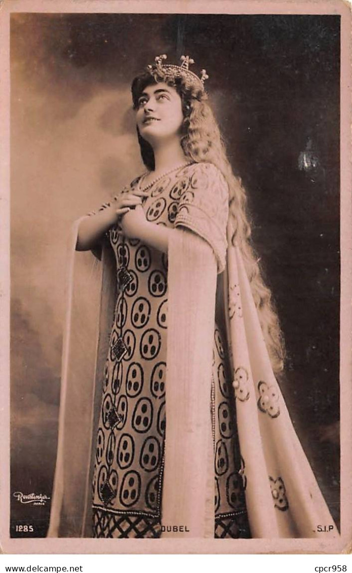 Actrice - N°85385 - Dubel - Femme En Costume Et Portant Une Couronne - Actors