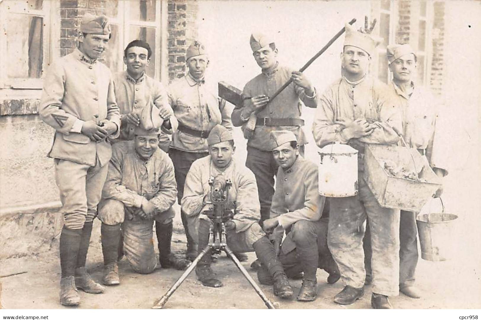 Militaire - N°85279 - Groupe De Militaires Autour D'une Mitraillette Hotchkiss - Carte Photo - Guerra 1939-45