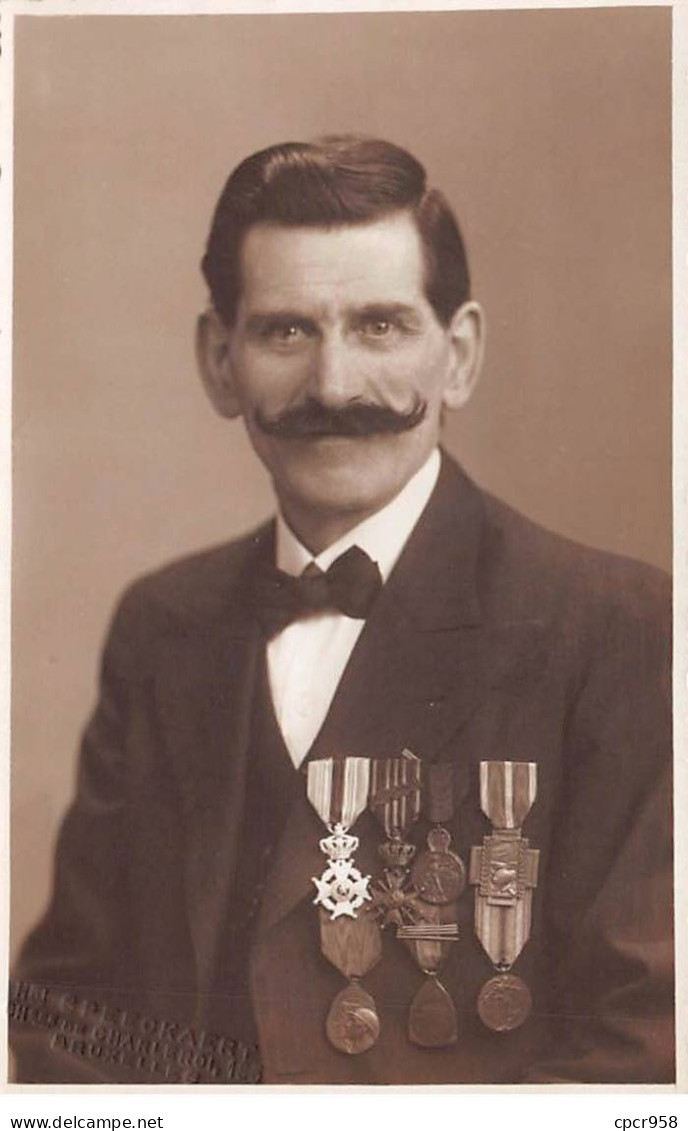 Militaire - N°85278 - Portrait D'un Homme Avec Des Médailles Et Une Belle Moustache - Carte Photo - Personen