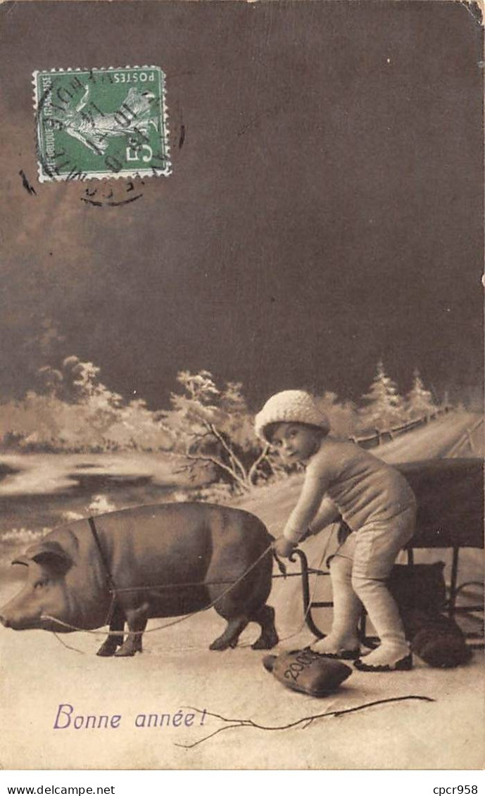 Animaux - N°85548 - Cochons - Bonne Année - Enfant Accrochant Sa Luge à Un Cochon - Pigs
