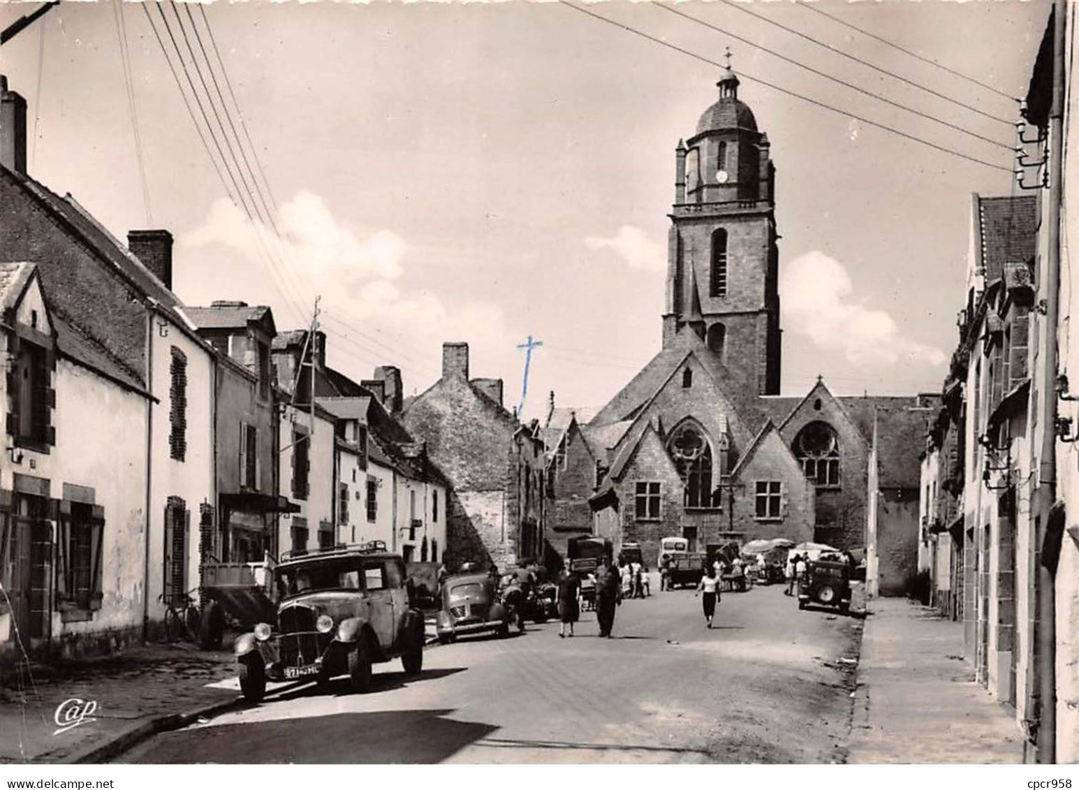 44 . N° Kri11485 . Batz Sur Mer  . L'eglise Et La Grande Rue  .   N° 52    .  Edition Photomecaniques.  Cpsm 10X15 Cm . - Batz-sur-Mer (Bourg De B.)