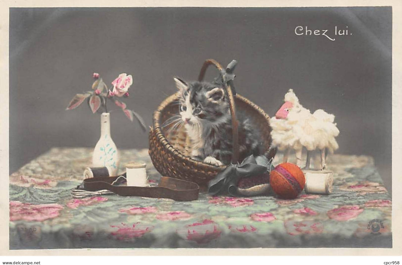 Animaux - N°85491 - Chat - Chez Lui - Chaton Dans Un Panier Posé Sur Une Table - Cats