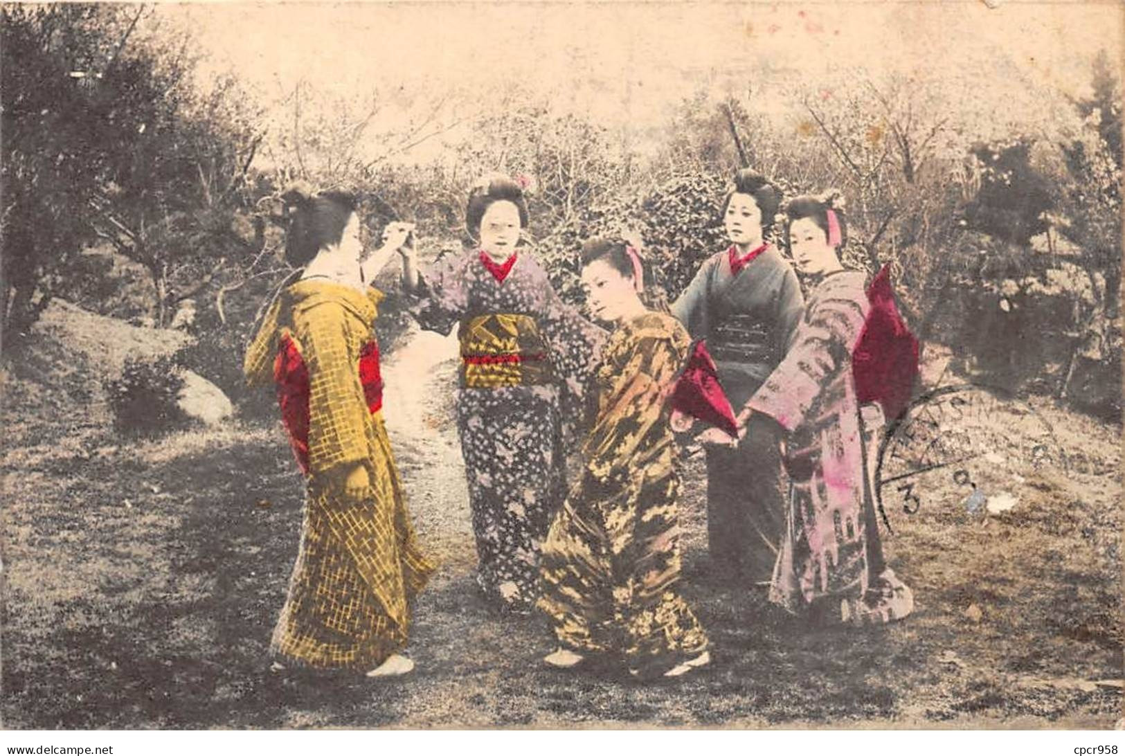 Japon - N°84587 - Femmes En Kimono Faisant Une Ronde Dans Un Jardin - Carte Vendue En L'état - Autres & Non Classés