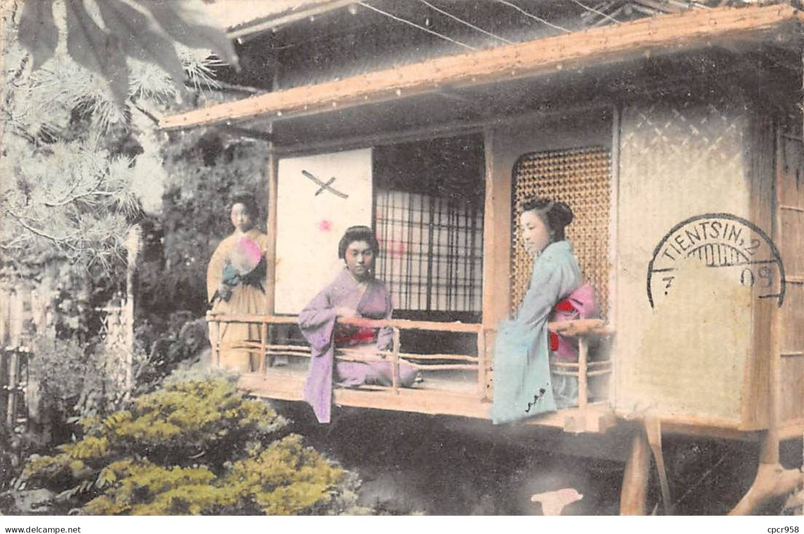 Japon - N°84585 - Trois Femmes En Kimono Assises Sur Un Balcon - Carte Vendue En L'état - Andere & Zonder Classificatie