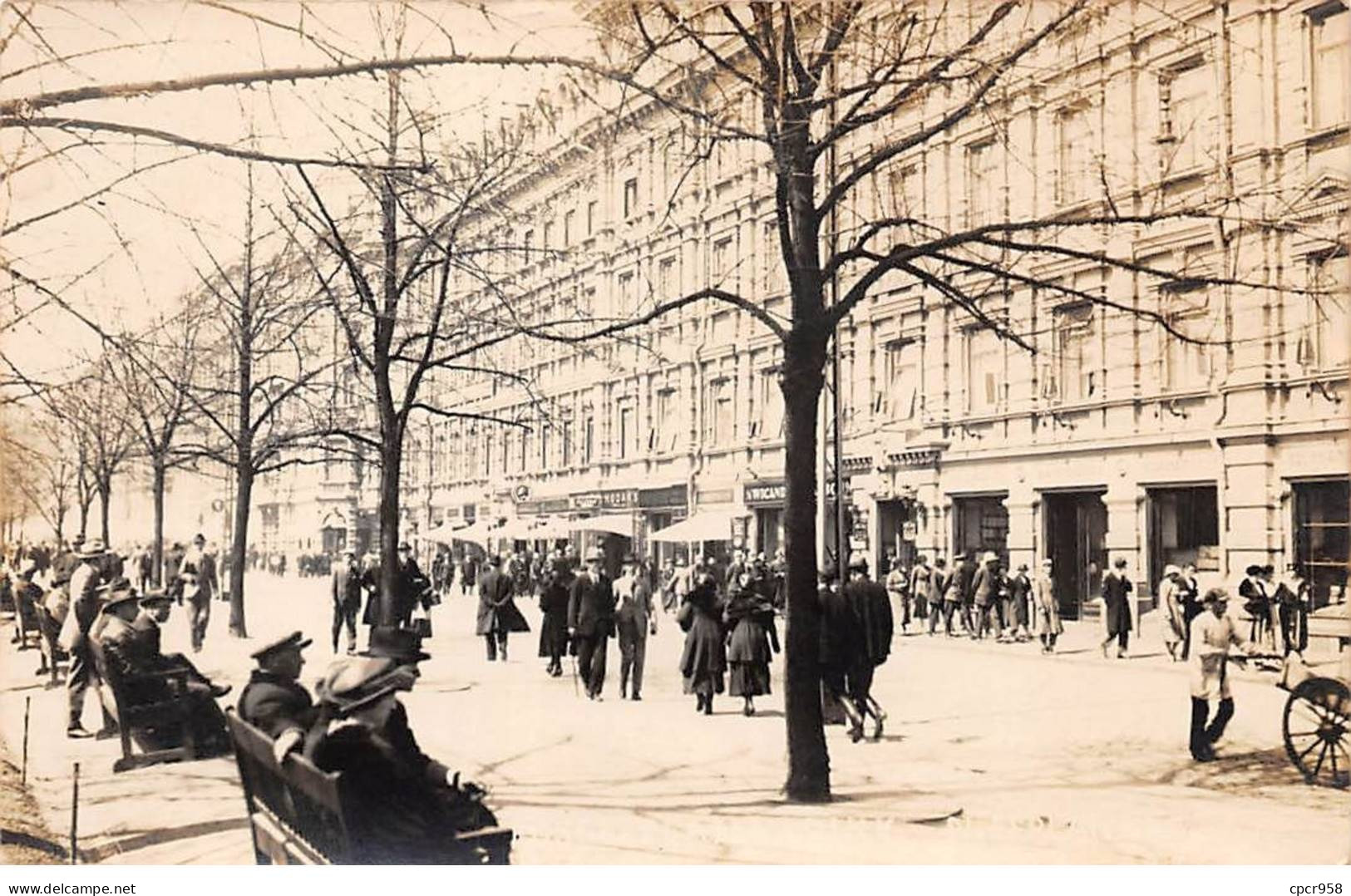 Finlande - N°84563 - HELSINKI - Une Rue Commerçante - Carte Photo - Finlande