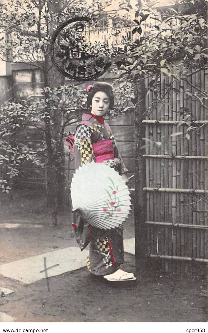 Japon - N°84618 - Jeune Femme En Kimono Tenant Une Ombrelle - Carte Vendue En L'état - Autres & Non Classés