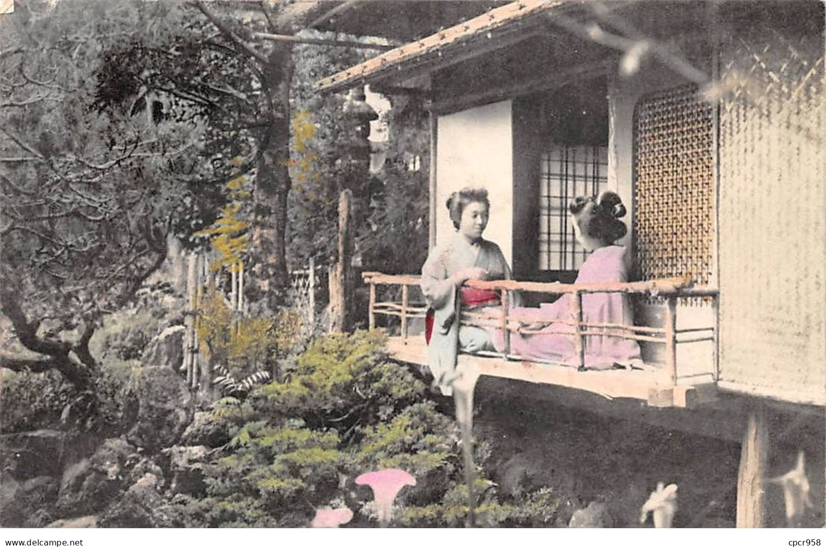 Japon - N°84621 - Deux Jeunes Femmes En Kimono Discutant Assise Sur Un Balcon - Carte Vendue En L'état - Otros & Sin Clasificación