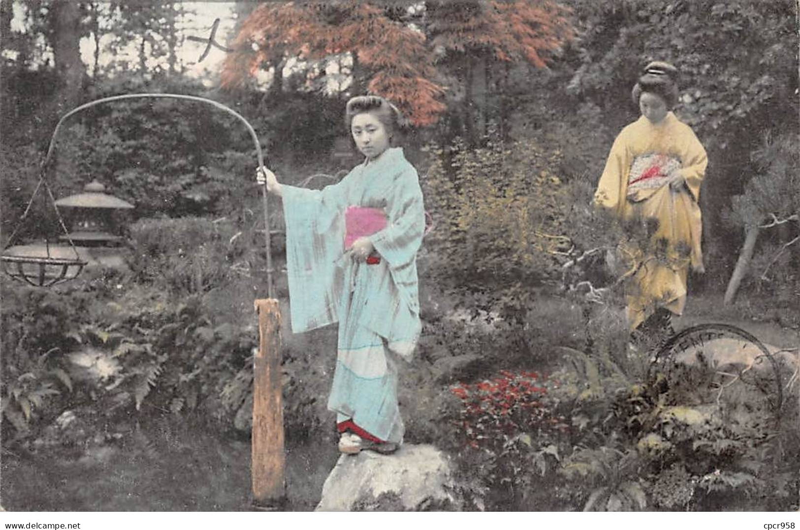 Japon - N°84620 - Jeunes Femmes En Kimono Dans Un Jardin, L'une Sur Une Pierre - Carte Vendue En L'état - Autres & Non Classés