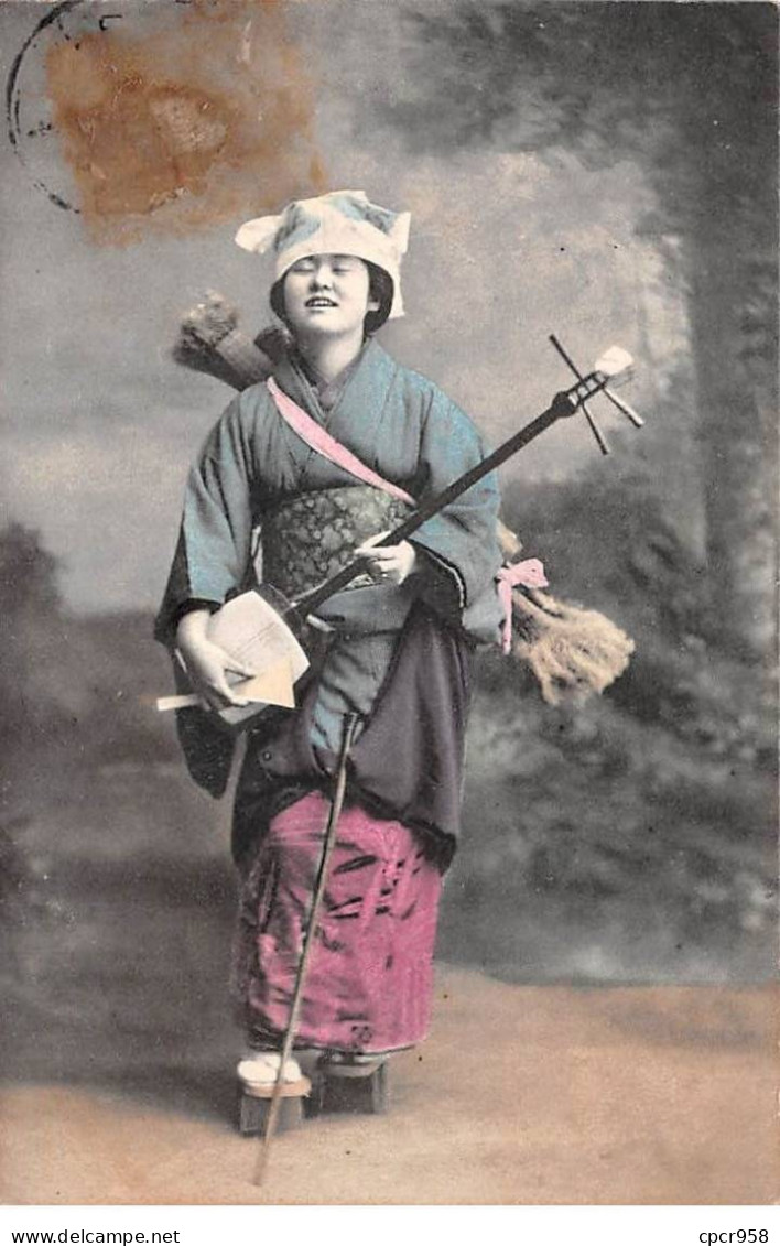 Japon - N°84609 - Jeune Femme En Kimono Jouant De La Guitare Japonaise - Carte Vendue En L'état - Autres & Non Classés