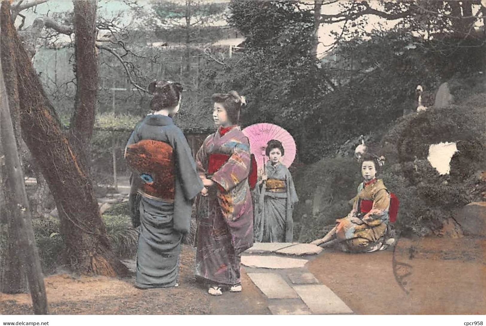 Japon - N°84607 - Jeunes Femmes En Kimono Dans Un Jardin - Carte Vendue En L'état - Autres & Non Classés