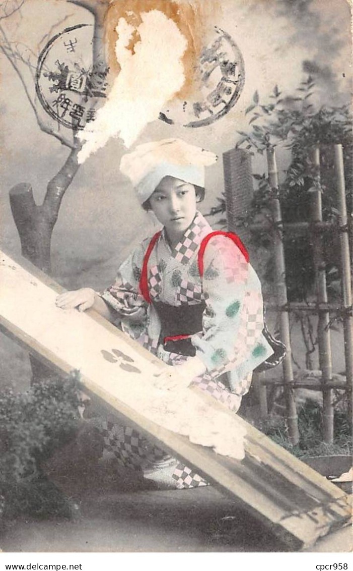 Japon - N°84605 - Jeune Femme En Kimono Près D'un Panneau - Carte Vendue En L'état - Andere & Zonder Classificatie