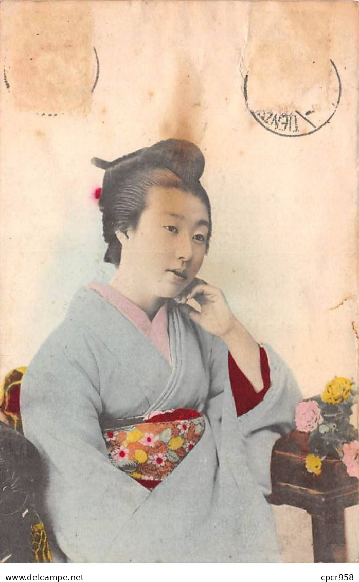 Japon - N°84600 - Jeune Femme En Kimono Près D'un Bouquet De Fleurs - Carte Vendue En L'état - Autres & Non Classés