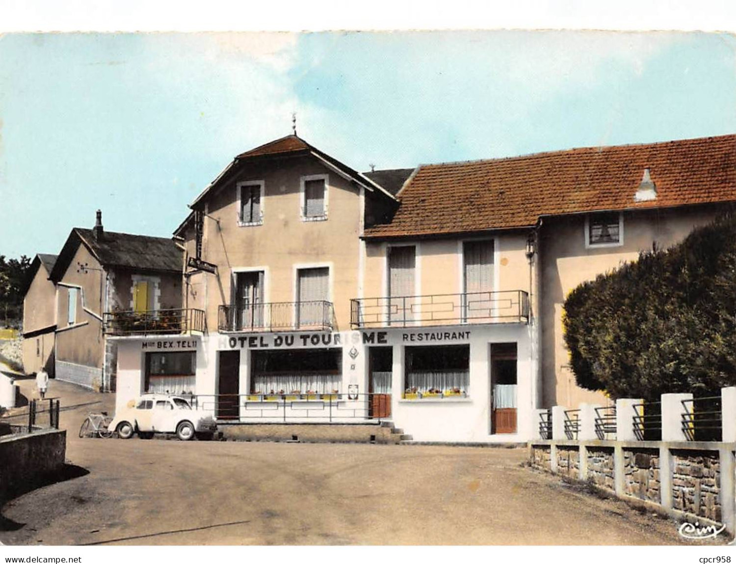 46 . N° Kri11528 .  Latronquiere    . Hotel Du Tourisme . N°8750  .  Edition Combier .  Cpsm 10X15 Cm . - Latronquiere