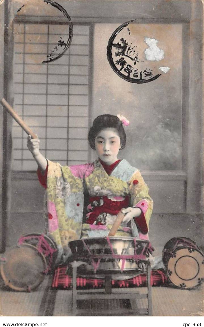 Japon - N°84588 - Femme En Kimono Frappant Sur Un Tambour - Carte Vendue En L'état - Autres & Non Classés