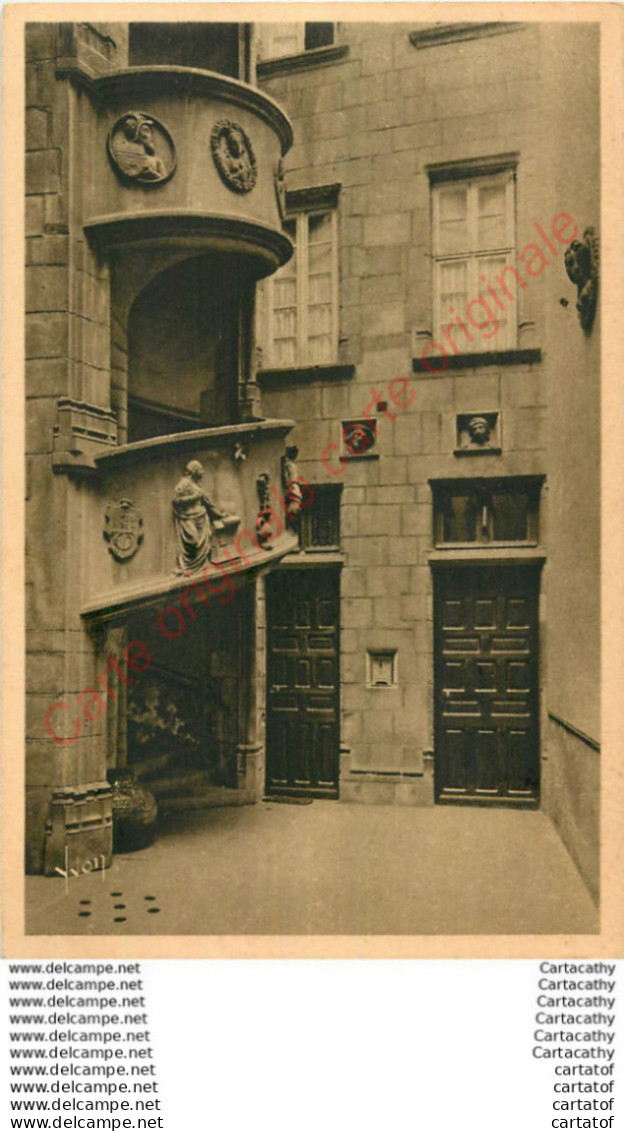 63.  RIOM .  Hôtel Guimonneau . Cour Et Escalier Renaissance . - Riom