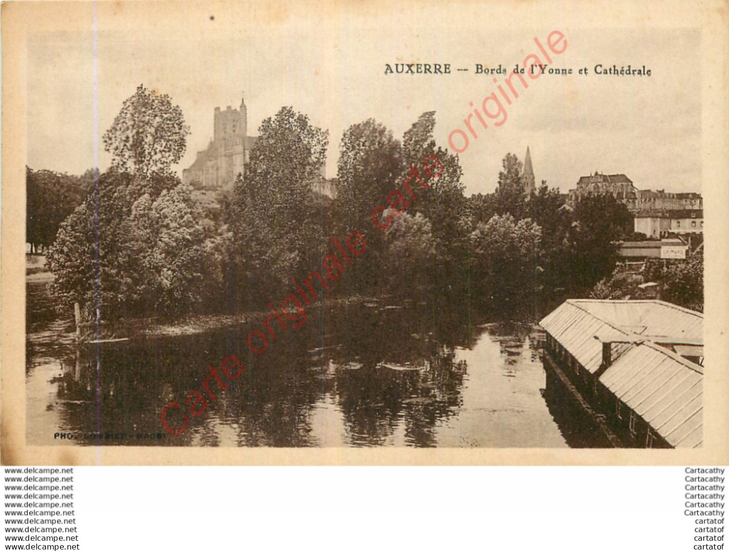 89.  AUXERRE .  Bords De L'Yonne Et Cathédrale . - Auxerre