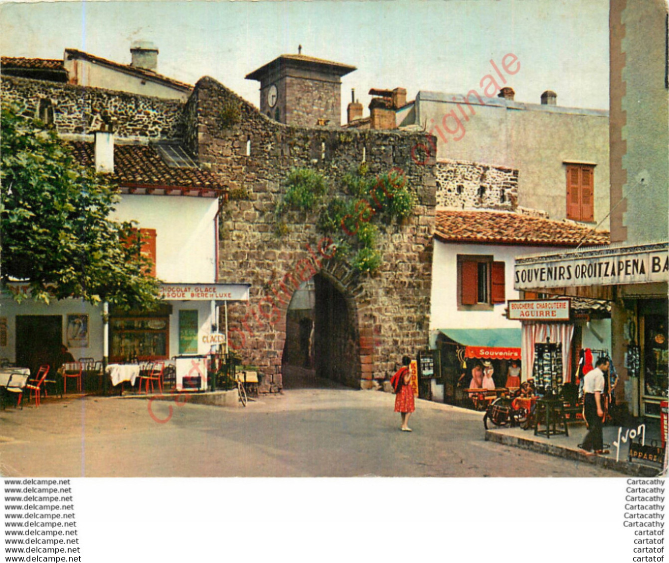 64.  SAINT JEAN PEID DE PORT .  Place Du Marché . Porte De La Rue De L'Eglise . - Saint Jean Pied De Port