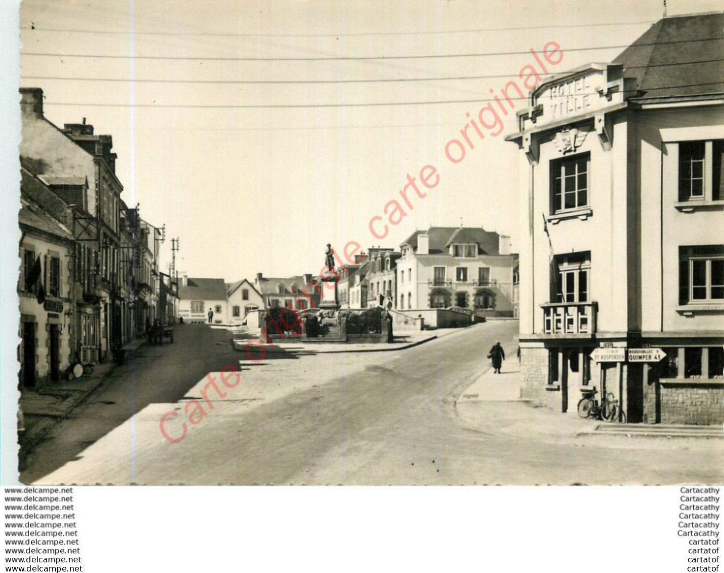 56.  GOURIN .  La Place De La Victoire . - Gourin