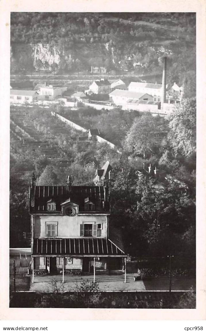 Chemins De Fer - N°85940 - Une Gare, Au Fond Une Usine - Photo à Localiser - Gares - Sans Trains