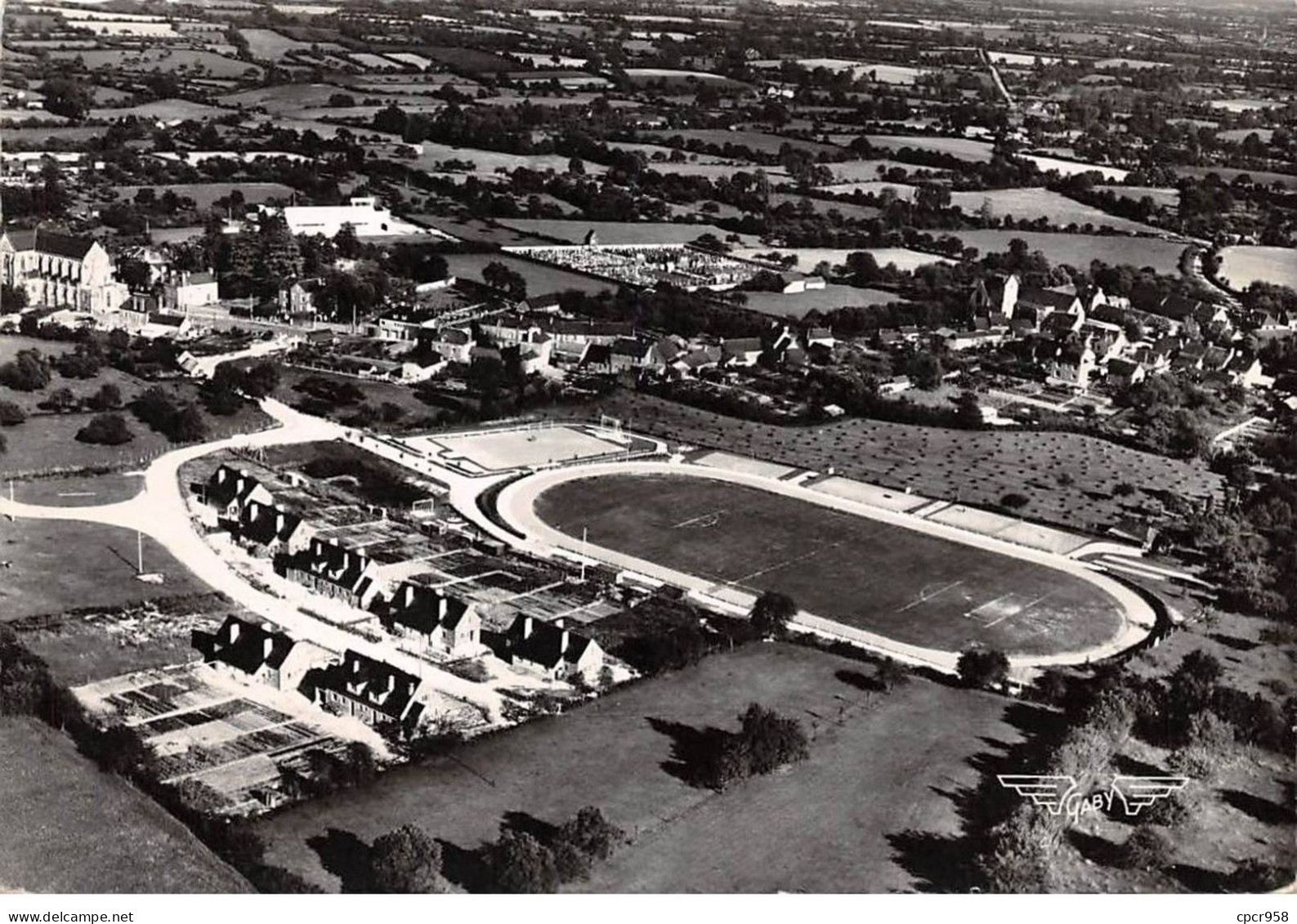 52 - SAN60834 - VILLAINES LA JUHET - Le Stade Et Vue D'ensemble - Artaud 3 - CPSM 10x15 Cm - Villaines La Juhel