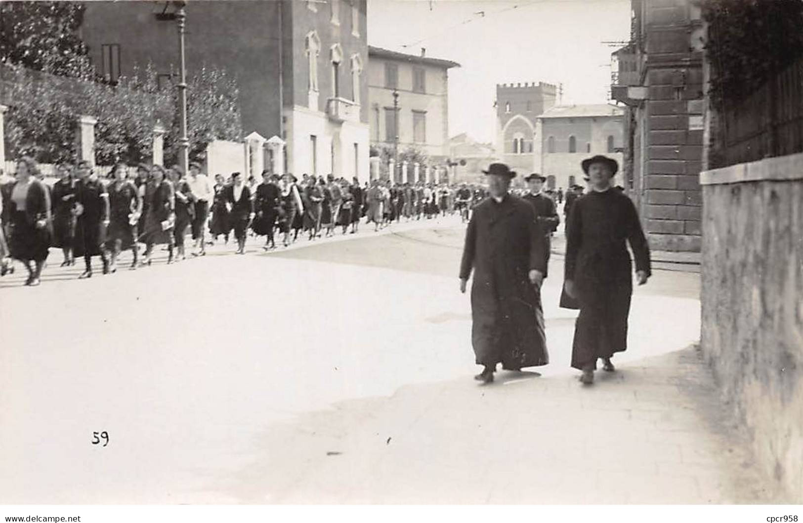 39 - N°85858 -Mont-sous-Vaudrey. Voyage En Italie, Jeunes Femmes Et Prêtres Marchant Dans Une Rue - Carte Photo - Andere & Zonder Classificatie