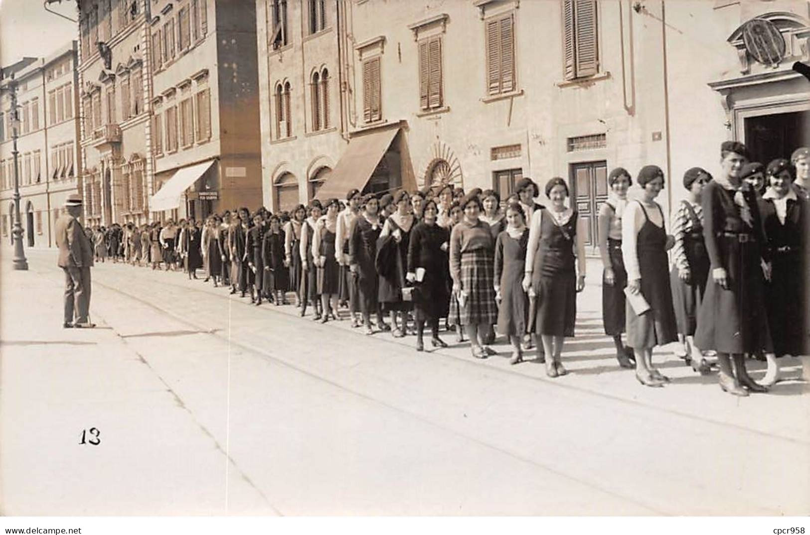 39 - N°85848 -Mont-sous-Vaudrey. Voyage En Italie, Jeunes Femmes Faisant La Queue Sur Un Trottoir - Carte Photo - Andere & Zonder Classificatie