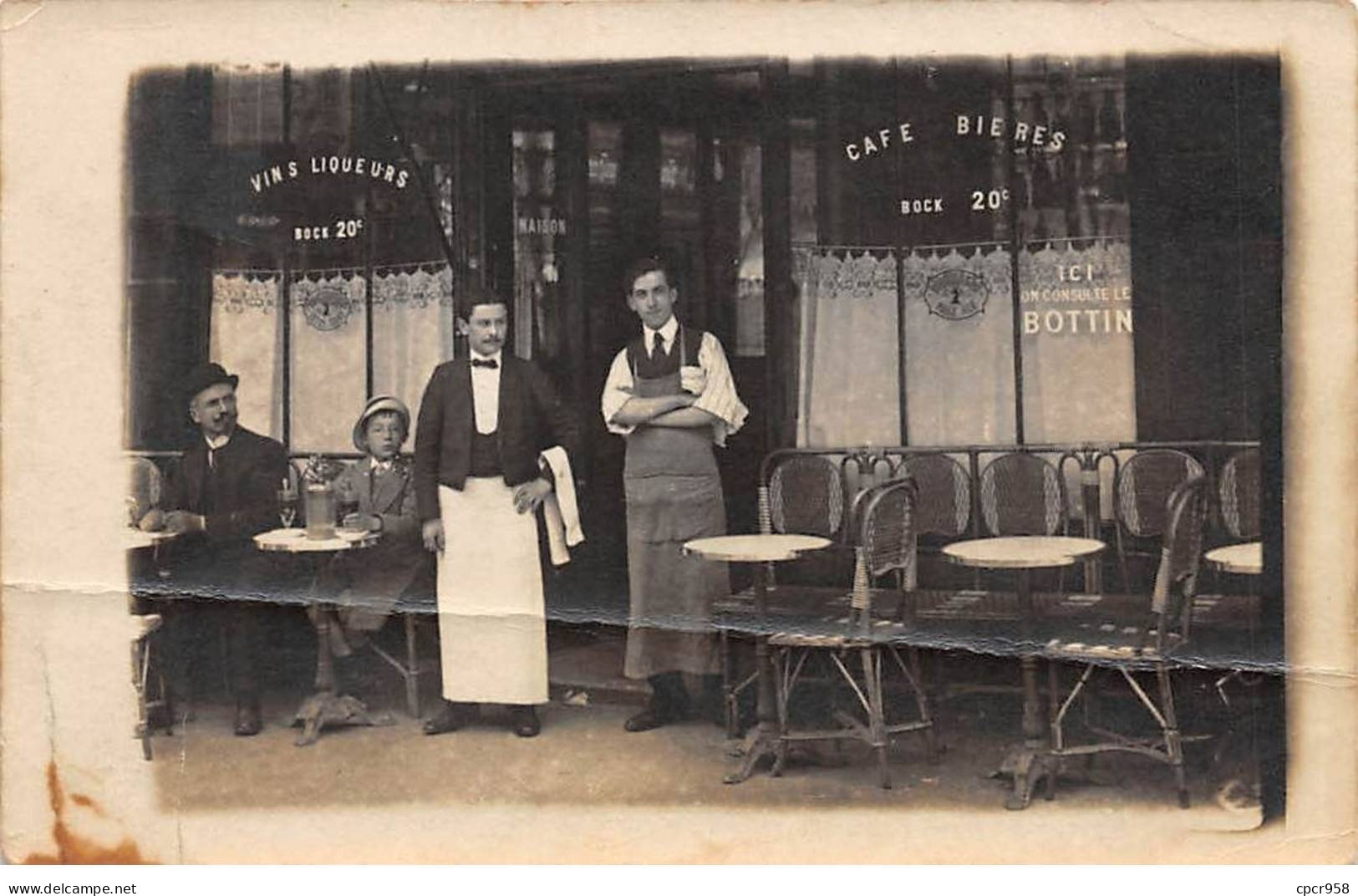 75 - N°85873 - PARIS - Serveurs Sur Le Pas De Porte D'un Café - Carte Photo à Localiser, Pliée Vendue En L'état - Cafés, Hoteles, Restaurantes