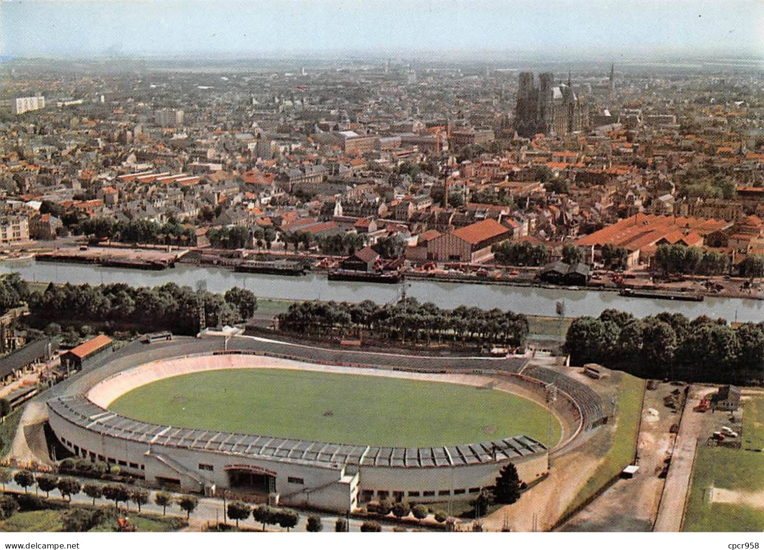 51 - SAN61671 - REIMS - Vue Générale Sur Le Stade Vélodrome Et La Cathédrale - CPSM 10x15 Cm - Reims