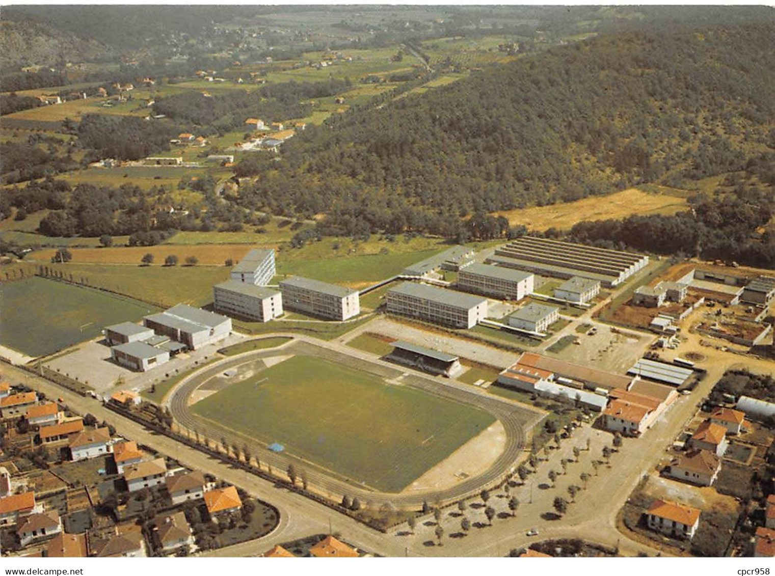 46 - SAN61591 - CAHORS - Cité Scolaire Leon Jouhaux - Terre Rouge - Stade - Aérovue Diffusion - CPSM 10x15 Cm - Cahors