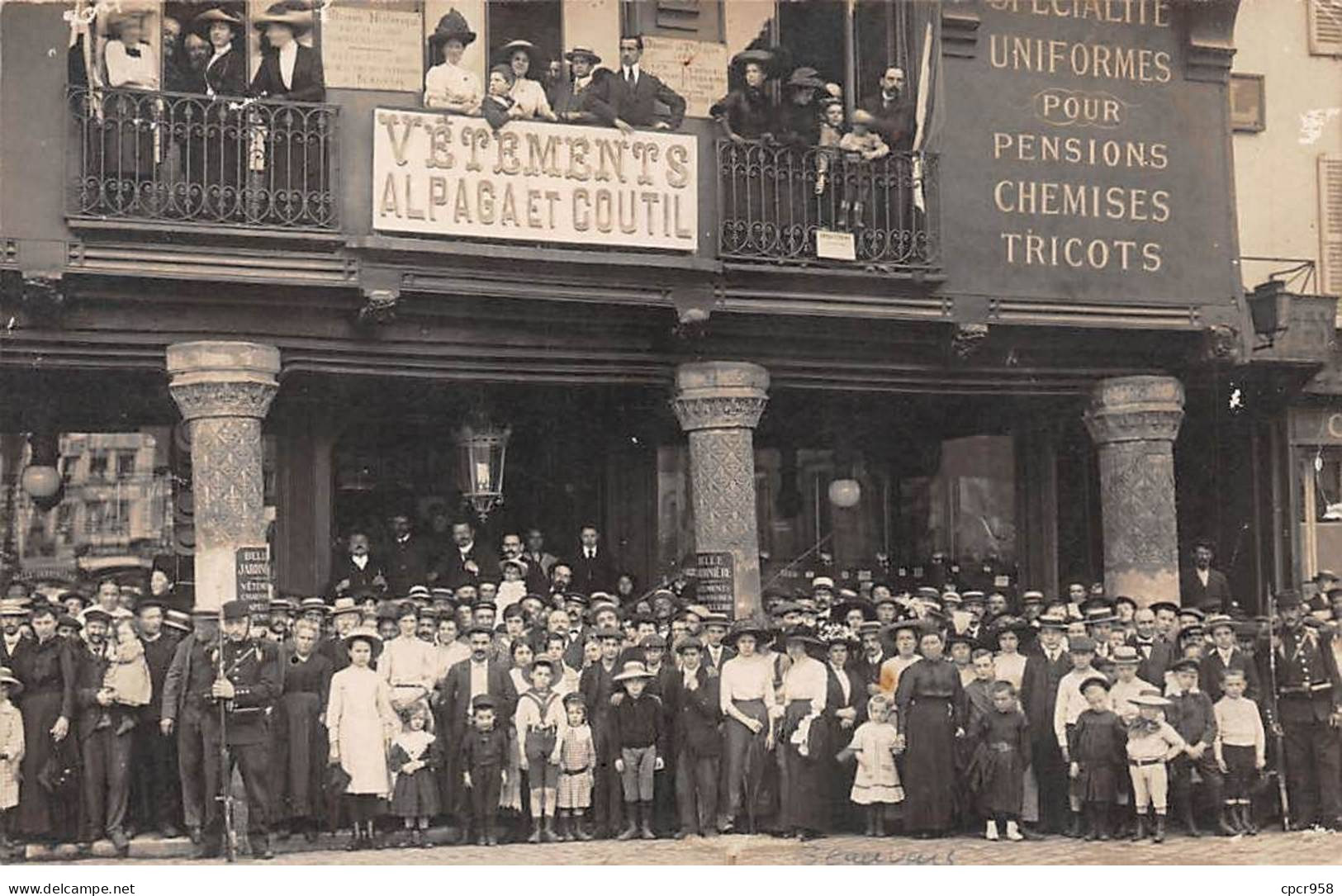 60 - N°87067 - BEAUVAIS - Groupe De Personnes Devant Le Magasin De Vêtements Alpaga Et Coutil - Carte Photo - Beauvais