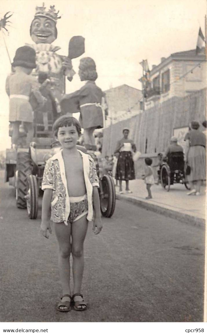 06 - N°86964 - NICE - Enfant Devant Un Char De Carnaval - Carte Photo - Carnival