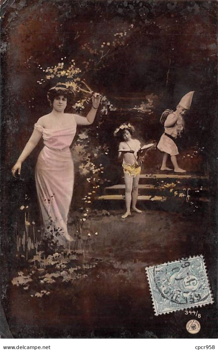 Fantaisie - N°86773 - Surréalisme -Femme Portant Une Robe Rose, Près D'enfants, L'un En Ange Et L'autre Déguisé En Nain - Mujeres