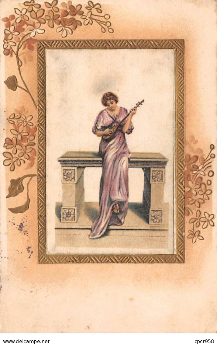 Fantaisie - N°86456 - Femme Jouant De La Mandoline Dans Un Cadre - Carte Gaufrée, Et Tissée Soie - Women