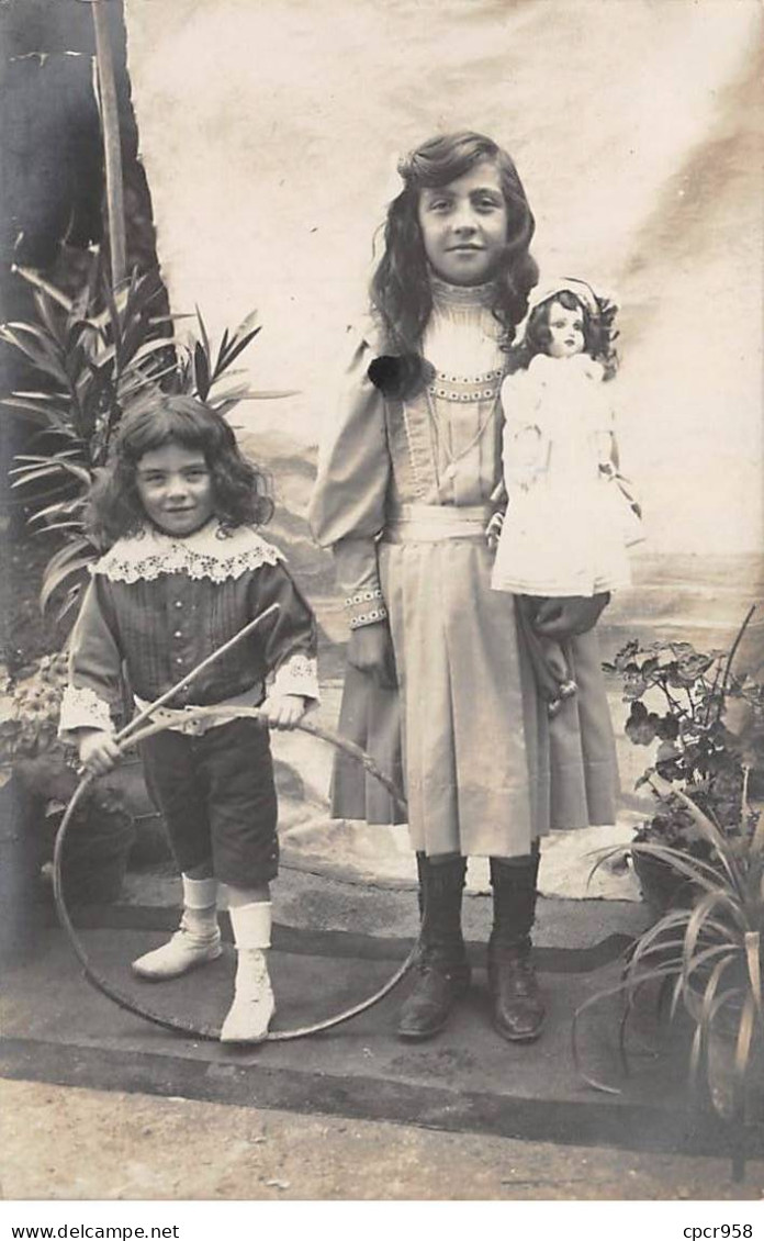 Enfant - N°86846 - Une Jeune Fille Portant Une Poupée, Et Un Jeune Garçon Un Cerceau - Carte Photo - Ritratti