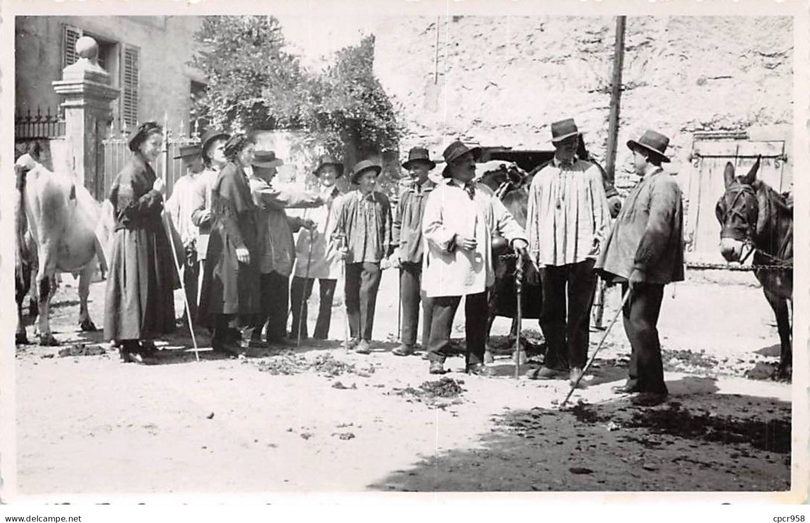 Agriculture - N°86640 - Hommes Et Femmes En Tenue Régionales, Vaches - Carte Photo à Localiser - Allevamenti