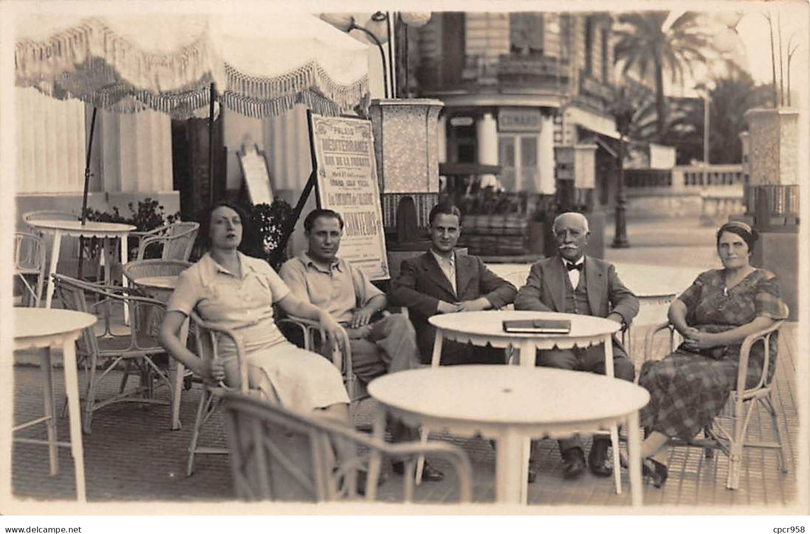 06 - N°86960 - CANNES - Hommes Et Femmes Attablés à Une Terrasse De Café - Palais De La Méditerranée - Carte Photo - Cannes