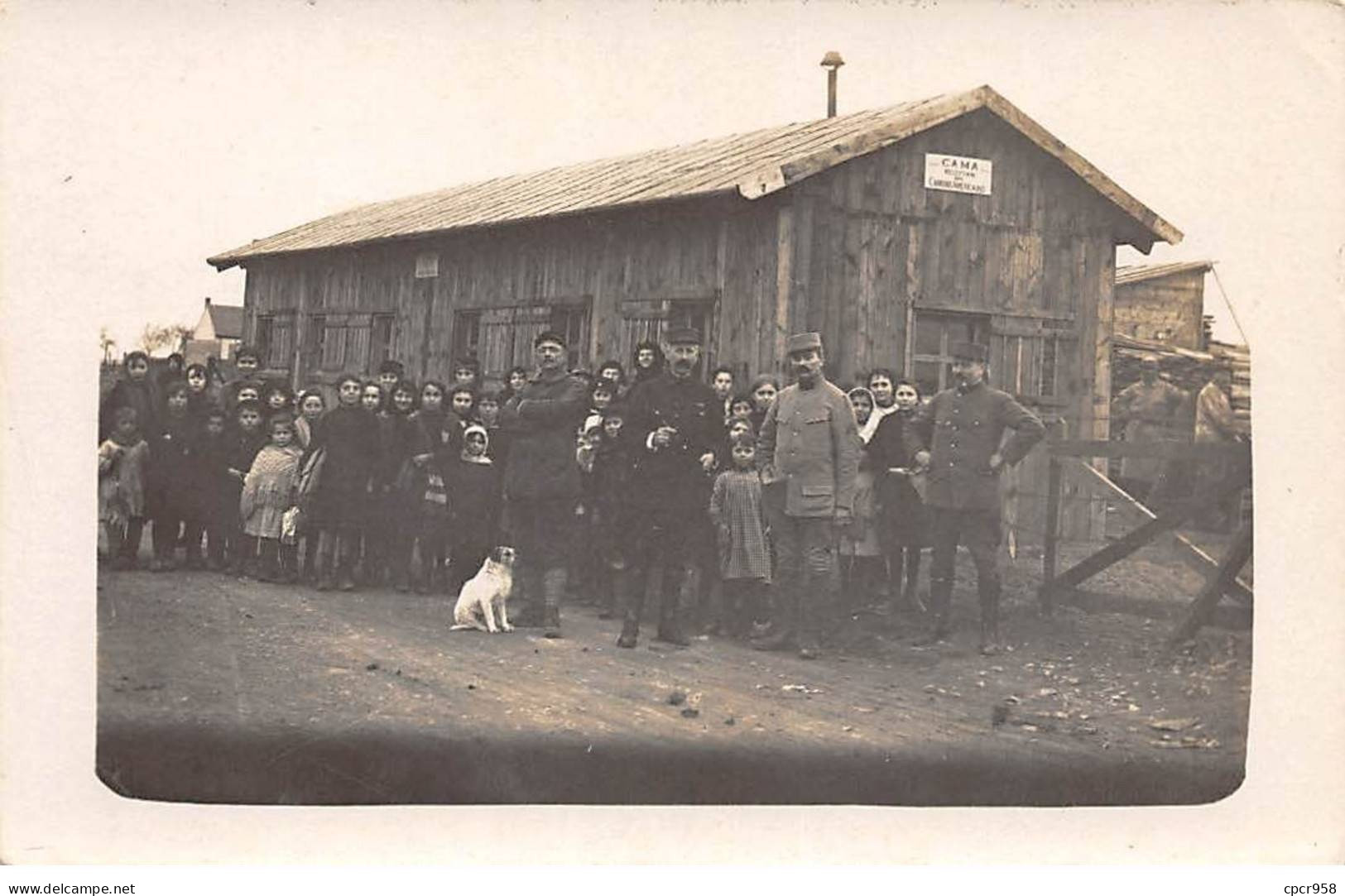 94 - N°87203 - VINCENNES - Groupe De Personnes Devant Une Cabane Cama Réception Camions Américains  - Carte Photo - Vincennes