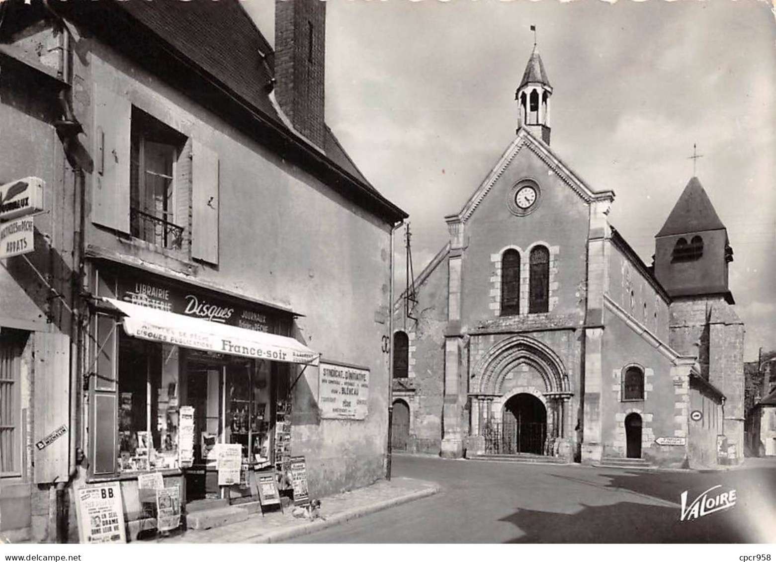 89 - SAN61336 - BLENEAU - La Place Châtaignier Et L'Eglise Saint Loup - Valoire 31.906- CPSM 10x15 Cm - Bleneau