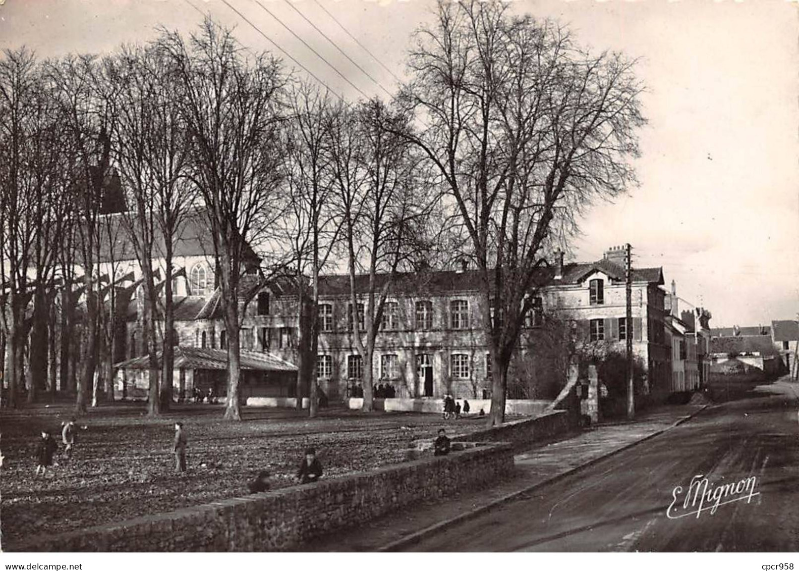 77 - SAN62128 - NANGIS - Le Groupe Scolaire Et Le Parc - Mignon  - CPSM 10x15 Cm - Nangis