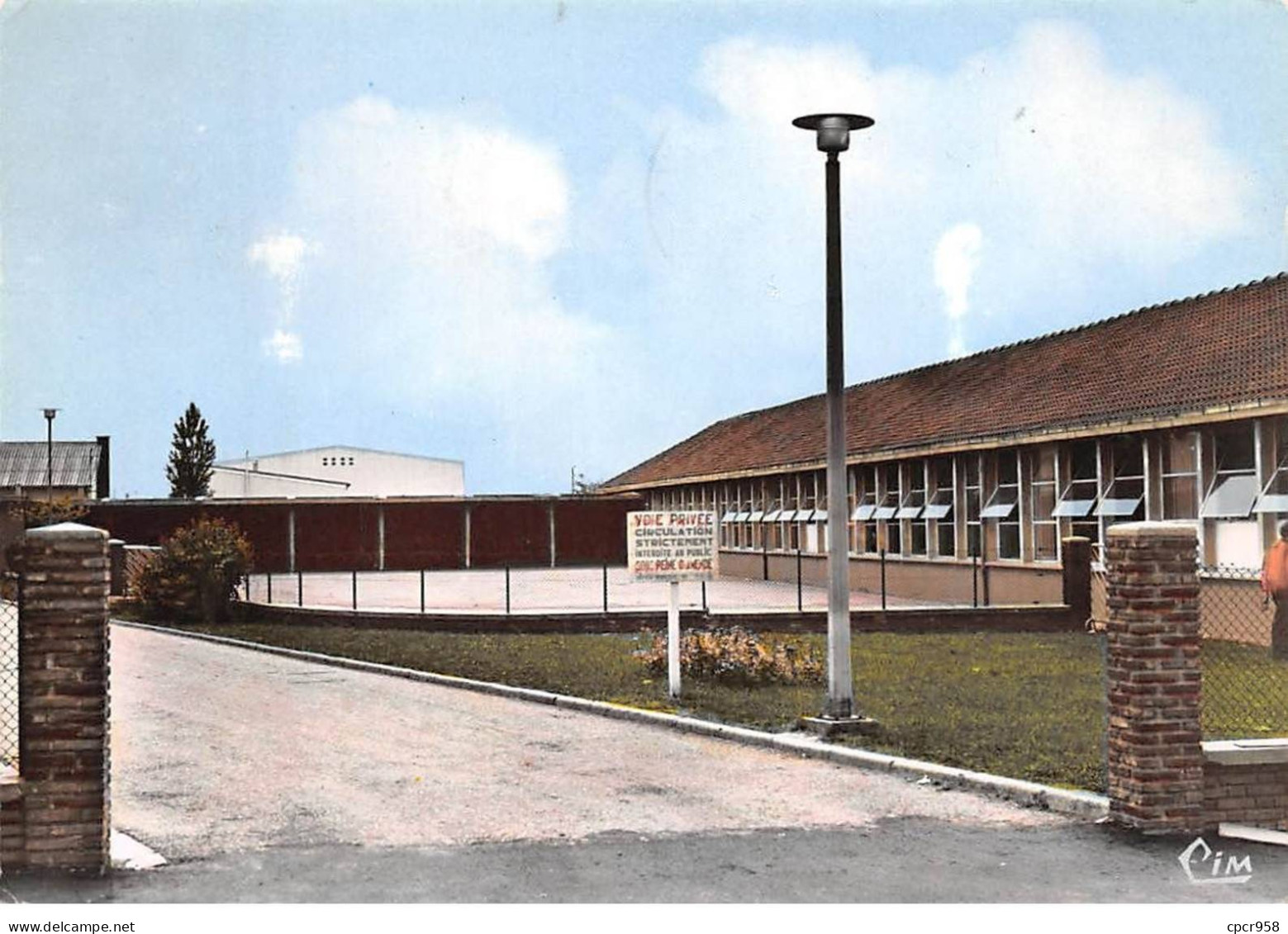 62 - SAN61933 - NOEUX LES MINES - Le Groupe Scolaire - Vue Aérienne - Combier - CPSM 10x15 Cm - Noeux Les Mines