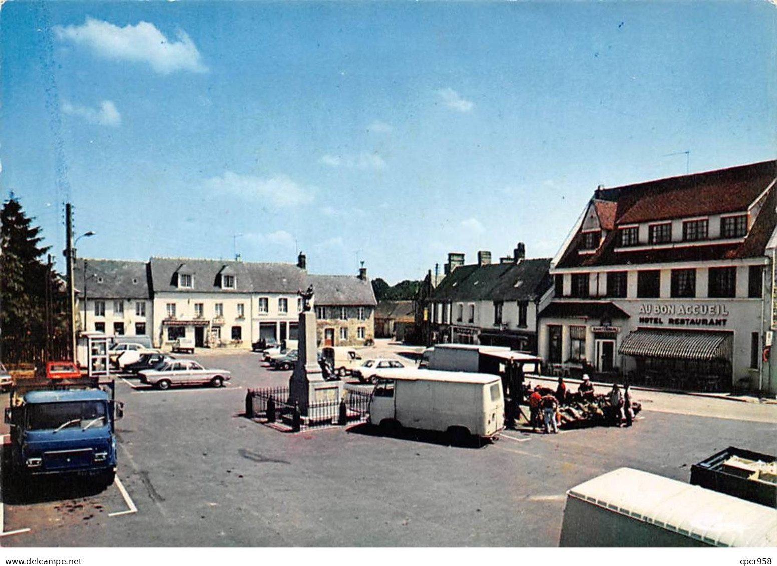 61 - SAN61898 - JUVIGNY SOUS ANDAINE - La Place - Combier - CPSM 10x15 Cm - Juvigny Sous Andaine