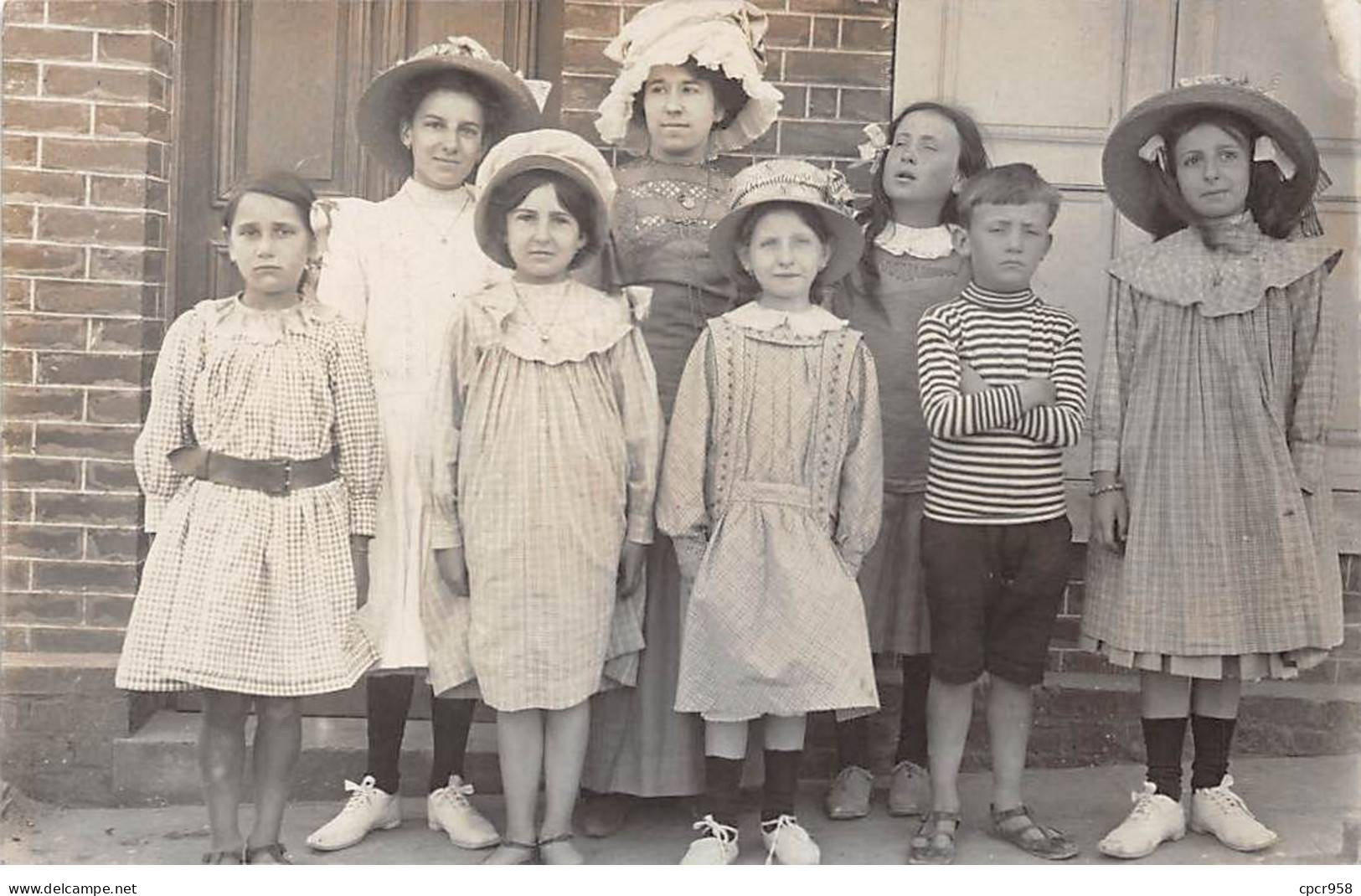 80 - N°87196 - AULT ONIVAL - Jeune Filles Et Une Femme Devant Une Maison - Carte Photo - Ault