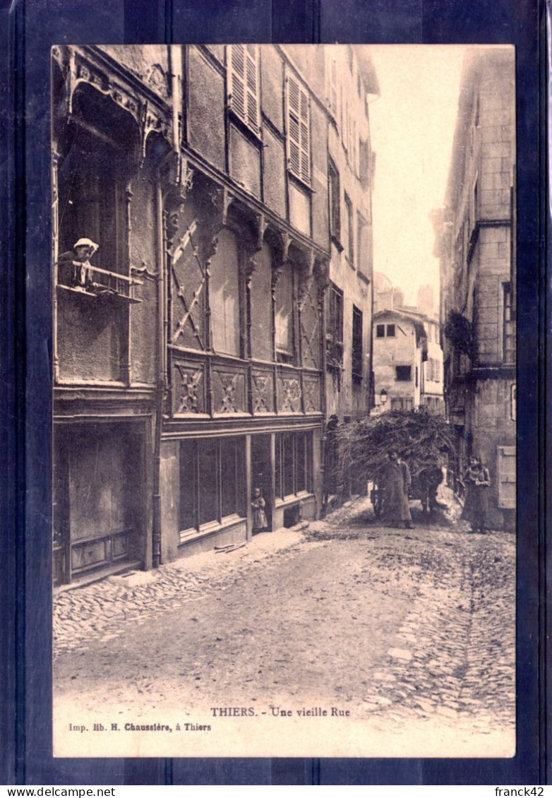 63.  Thiers. Une Vieille Rue. état Moyen - Thiers