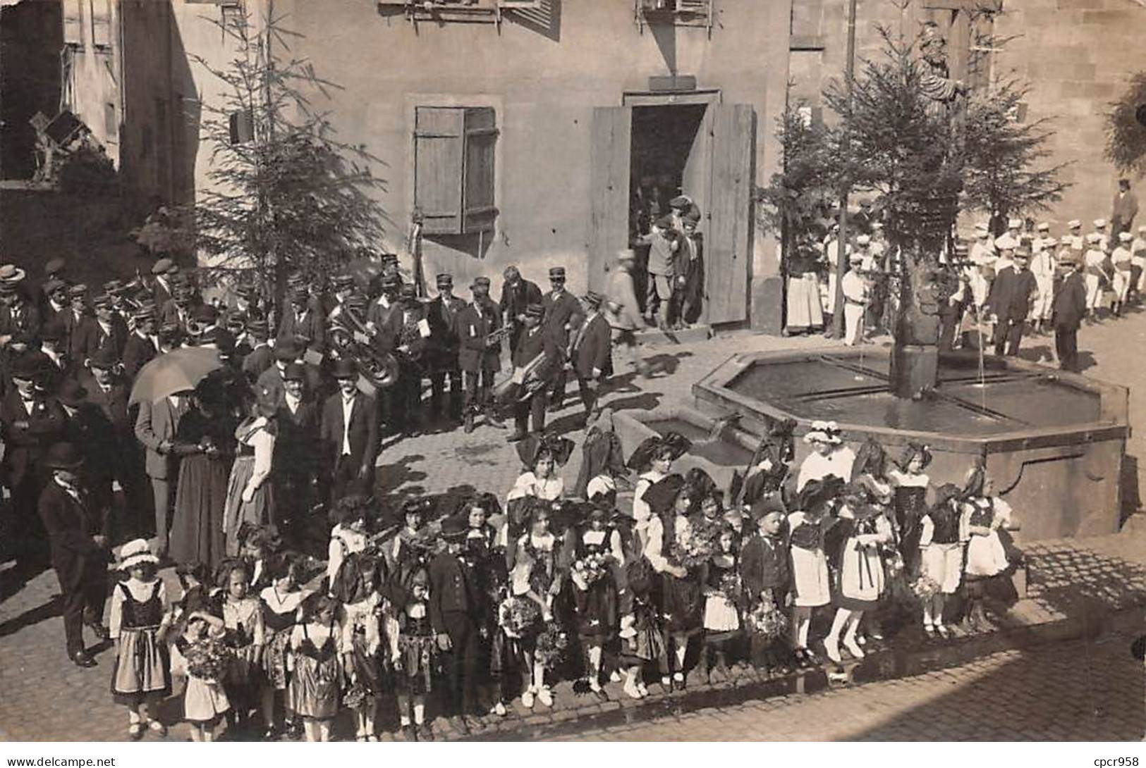 Militaire - N°86429 - Fanfare Militaire, Avec Des Petits Alsaciens Près D'une Fontaine - Carte Photo à Localiser - Patriottisch