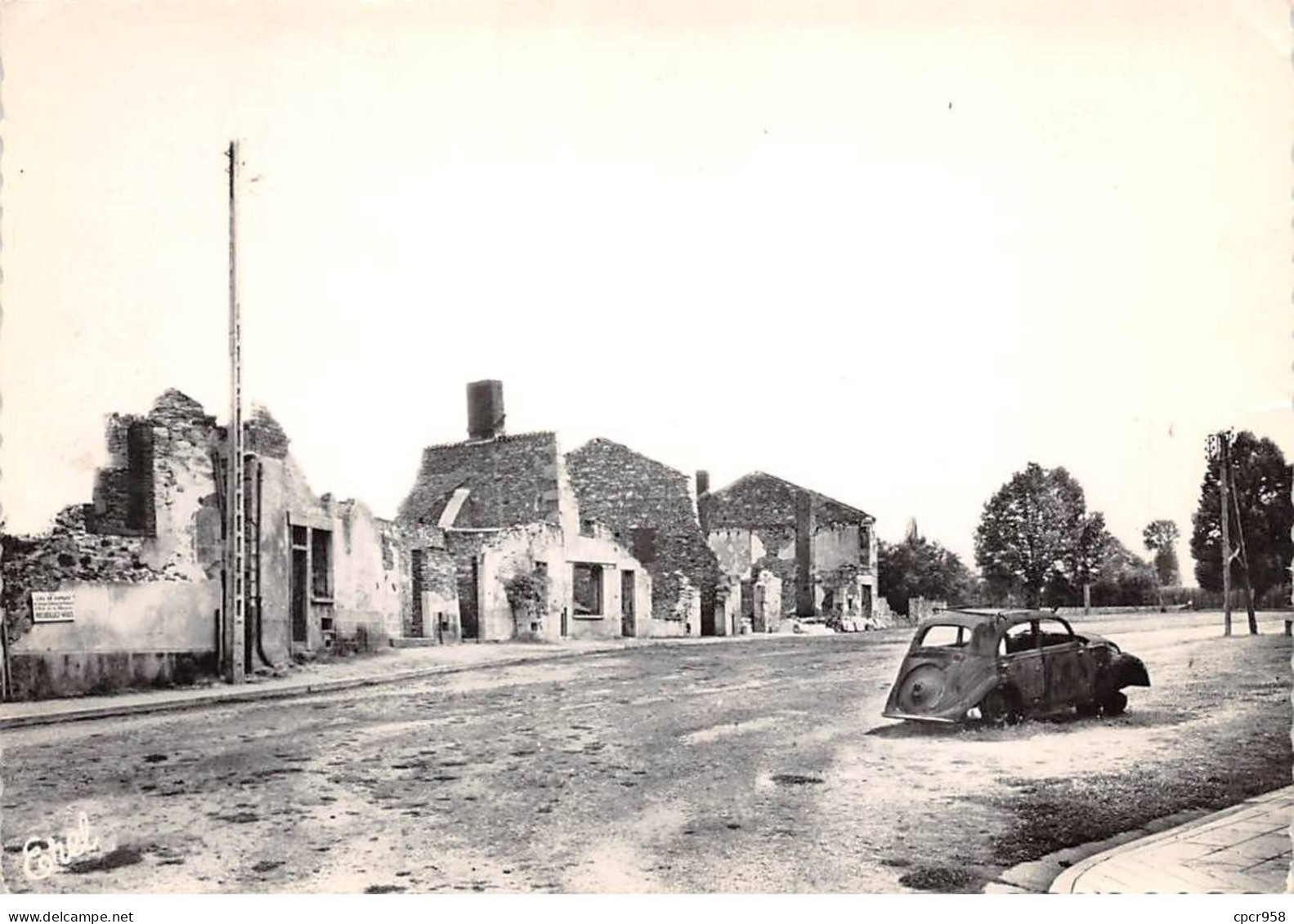 87 - SAN62274 - ORADOUR SUR GLANE - Place Du Champ De Foire Où Fut Rassemblé La Population - CPSM 10x15 Cm - Oradour Sur Glane